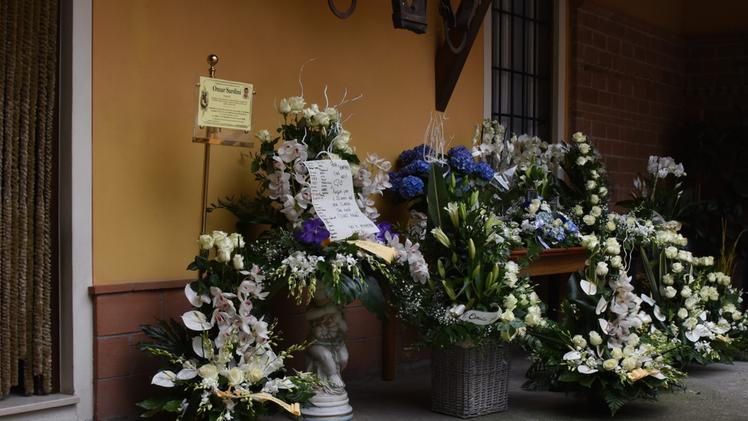 Omar Sardini aveva 20 anni Trenzano: i fiori deposti  all’esterno della camera ardente