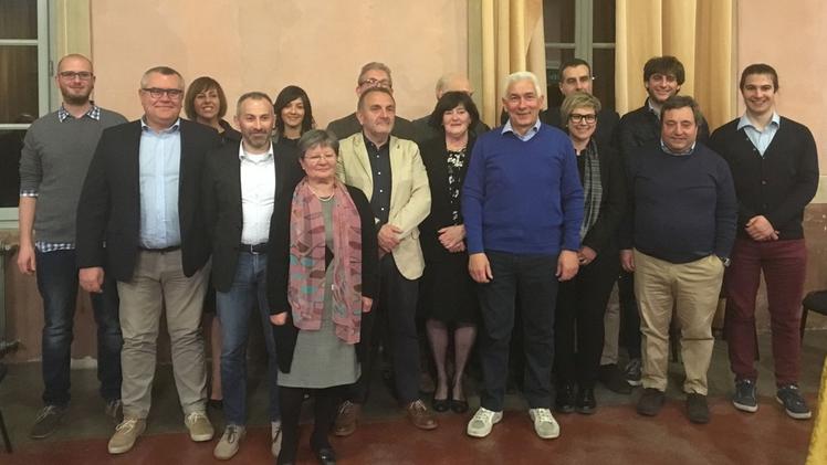 Una foto di gruppo del candidato sindaco Renato Ferrari  e dei componenti della lista Bagnolo la Civica
