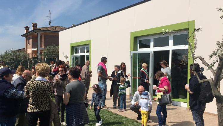 Il taglio del nastro della nuova scuola maternaLe famiglie sostano davanti all’asilo dopo l’inaugurazione