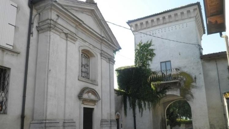 Palazzo Maggi è il simbolo  della frazione di Cadignano Una veduta della cappella dedicata al Beato Pavoni e della torre assegnate all’asta.  a Verolanuova 