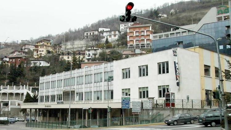 Il municipio di Lumezzane: scontro in aula sul bilancio