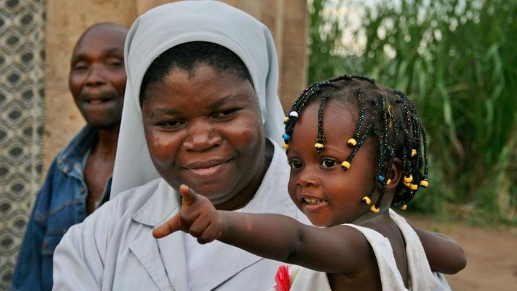 Nicola Bianco Speroni in Congo insieme alla suore Francescane Angeline attive nella città di KikwitUna bimba in braccio a suor Melanie, infermiera del dispensario di Kikombo FOTO NICOLA BIANCO SPERONI