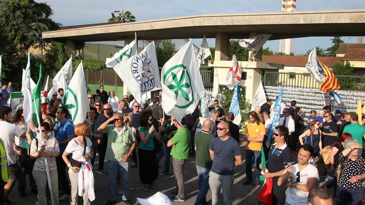 Quattrocento persone hanno manifestato ieri pomeriggio davanti all’ex caserma «Serini» di Montichiari Lucchetti simbolici all’ingresso Gli amministratori del centrodestra sul palco della manifestazione