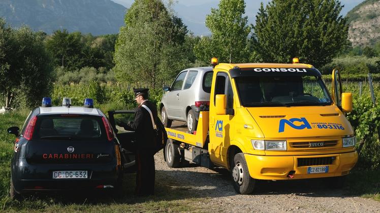 I carabinieri durante il recupero dell’utilitaria dell’infermiere in pensione trovato morto alle Torbiere