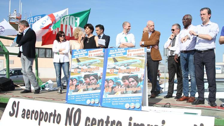 Una veduta  della caserma dismessa Serini di Montichiari che potrà ospitare al massimo 150 migrantiLa protesta inscenata domenica dai sindaci di centrodestra 