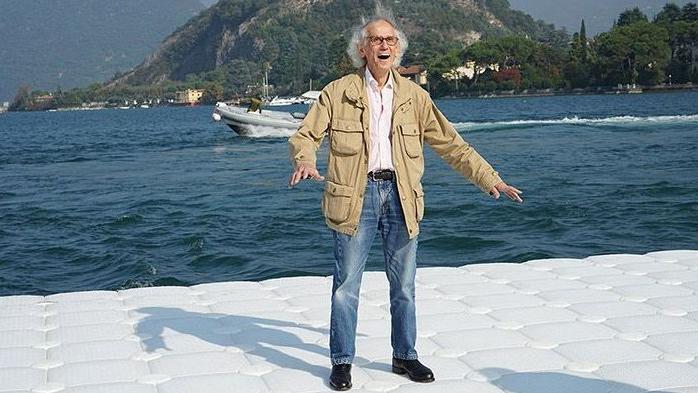 Christo oggi compie 81 anni: l’artista bulgaro newyorkese trascorrerà il compleanno facendo la spola fra i cantieri del Ponte e gli uffici tecnici 