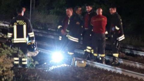 La scena della tragedia lunedì sera lungo i binari della ferrovia a Ponte San Marco