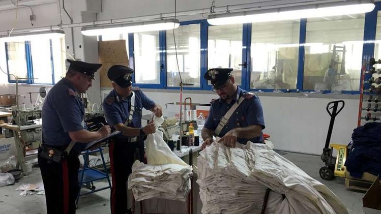 Artogne: i carabinieri nel laboratorio di abbigliamento clandestnoLe operazioni di controllo della merce prodotta 