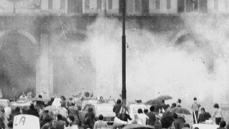 Uno scatto di piazza della Loggia negli istanti successivi allo scoppio della bomba del 28 maggio 1974