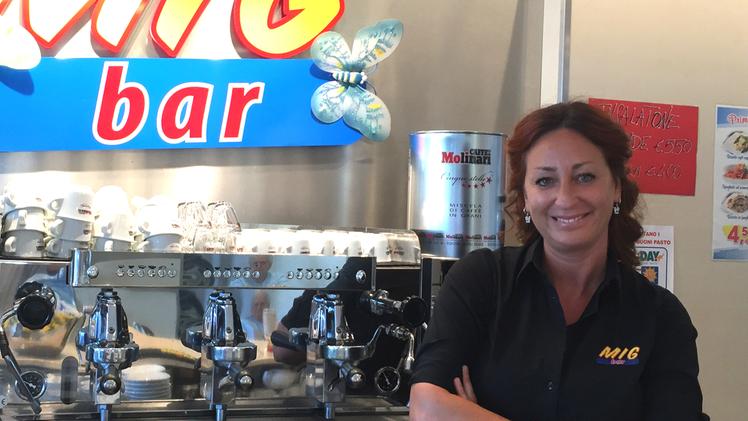 Simona Fiini, la barista salvavita, sorridente dietro al bancone