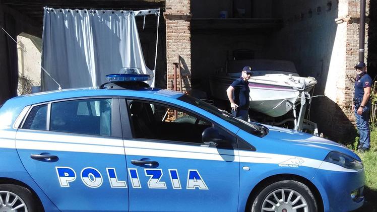 Una  pattuglia del commissariato di Desenzano davanti al motoscafo che una banda ha tentato di rubare 