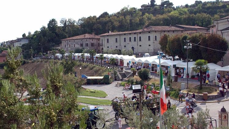Gli stand della Fiera di Puegnago, tradizionale appuntamento dedicato ai tesori delle produzioni agroalimentari della Valtenesi