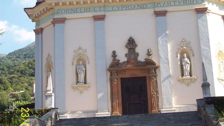 Artogne: il portale della parrocchiale danneggiato