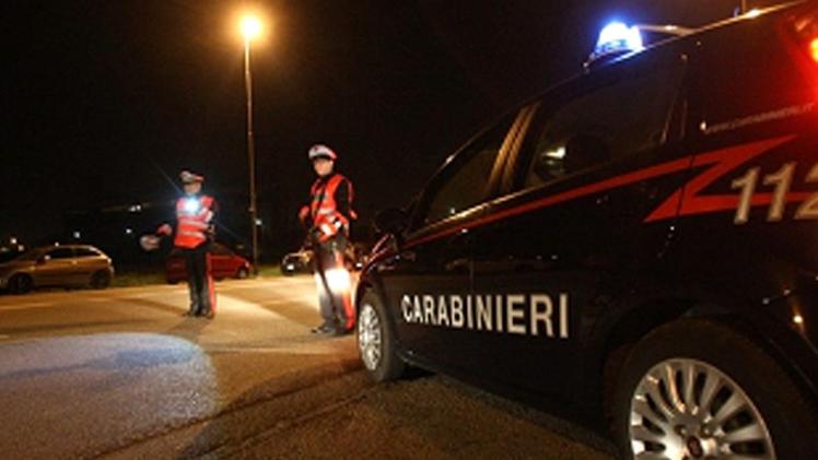 I controlli dei carabinieri dopo la raffica di furti che   a Paratico si è conclusa con  la fuga  di un  ladro e gli spari dei carabinieri di Capriolo 