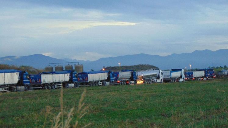 La lunga fila di camion carichi di rifiuti che hanno scaricato ieri a Vighizzolo