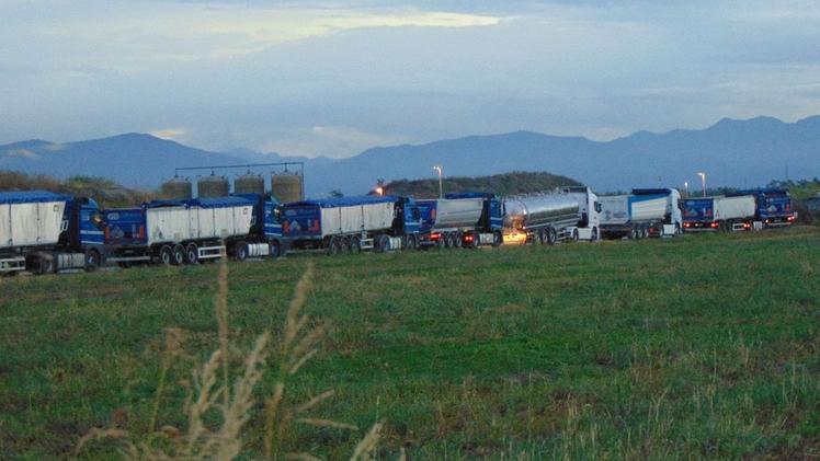 La lunga coda di camion martedì mattina a Vighizzolo