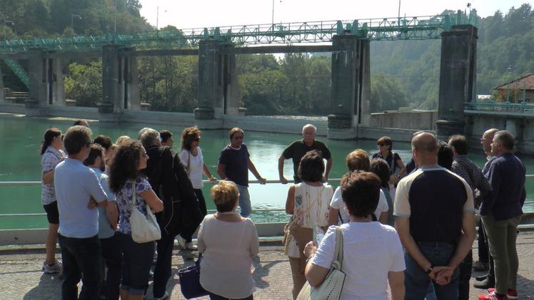 Una comitiva di turisti  in visita  alla suggestiva diga del Sebino 