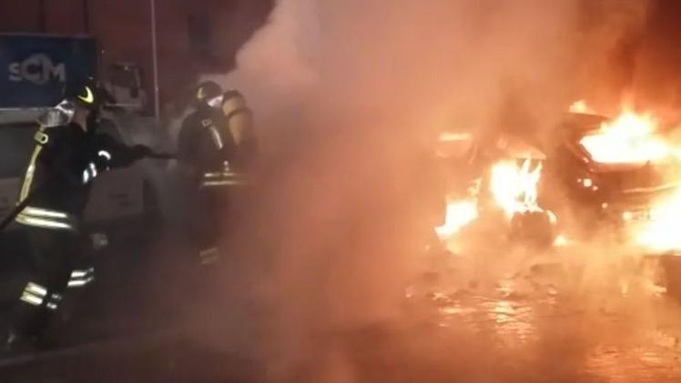 I Vigili del fuoco di Salò impegnati a spegnere le fiamme che hanno coinvolto quattro vetture