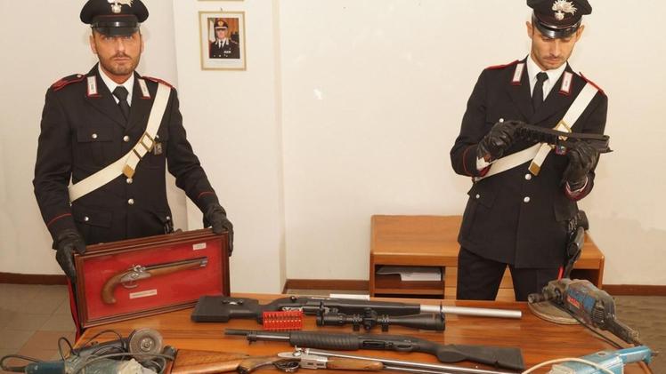 Le armi e gli attrezzi trovati dai carabinieri nell’abitacolo dell’automobile intercettata l’altra notte