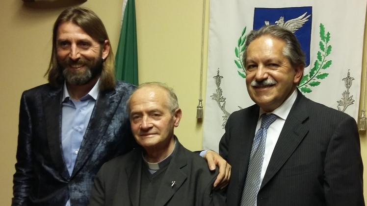 Monsignor Evelino, al centro, con Fabio Barelli e Mauro Carrozza