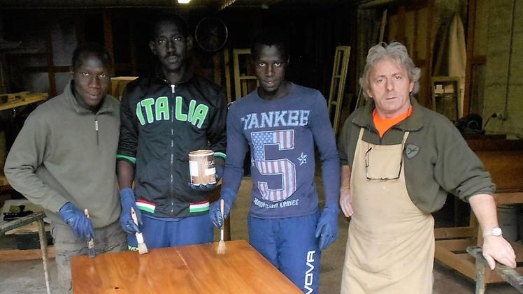 I tre giovani senegalesi con l’esperto falegname Edoardo Calvetti