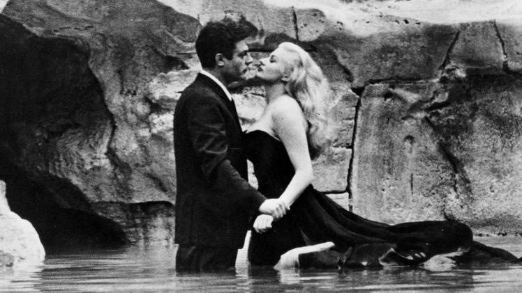 Marcello Mastroianni e Anita Ekberg in una delle inquadrature più celebri de «La dolce vita» di Fellini