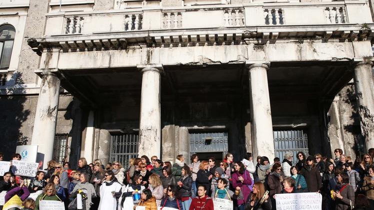 La protesta delle maestre delle  materne  davanti all’assessorato all’Istruzione in piazza Repubblica