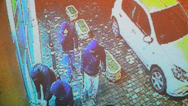 I banditi immortalati dalle  telecamere di videosorveglianza durante   l’assalto a un bar nella provincia di  Verona  FOTO DIENNEFOTO  