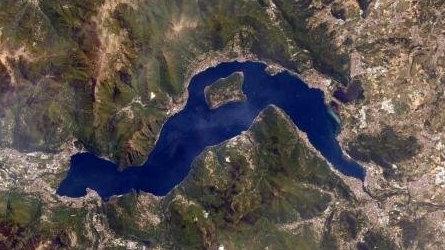 Il sindaco di Sarnico, Giorgio Bertazzoli, in Cina per firmare il «patto»La sagoma del lago d’Iseo: darà la forma a un lago artificiale in Cina