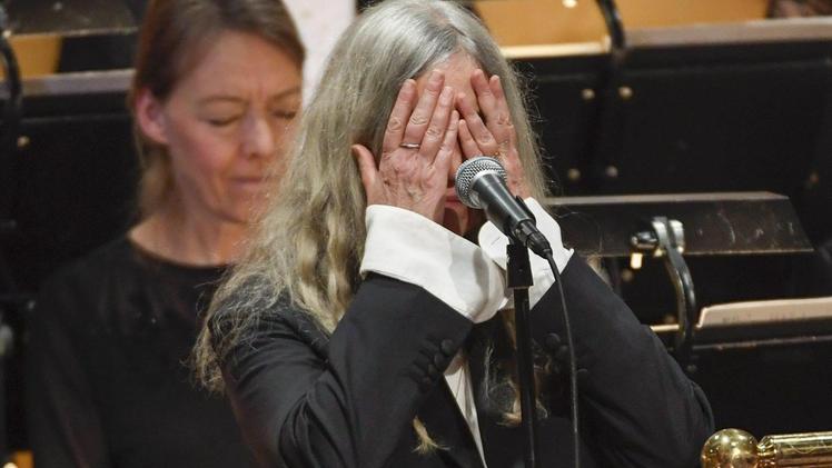 Patti Smith si ferma mentre canta «A Hard Rain’s...» di Dylan durante la cerimonia del Nobel