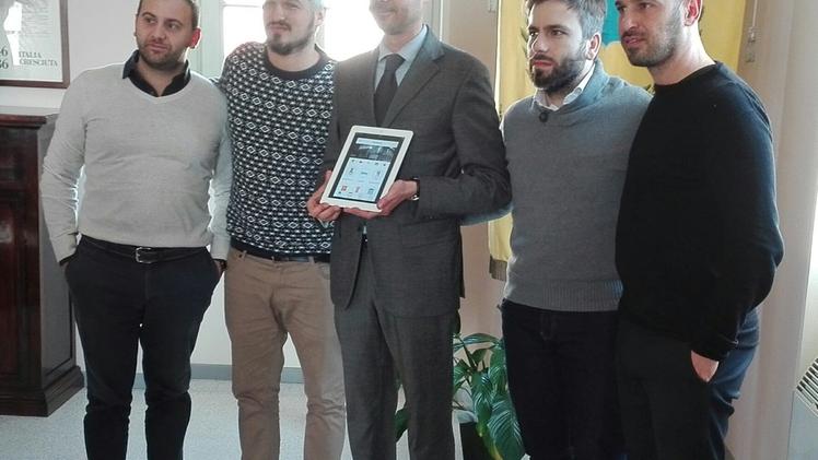Il sindaco Francesco Pasini insieme ai creatori della app «iTown»