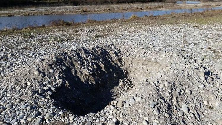 La misteriosa fossa scavata sulle sponde del fiume da tre individui 