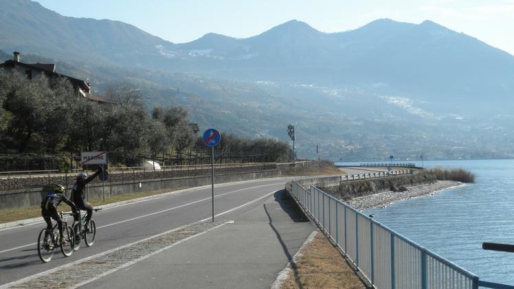 In bici tra Marone e Sale Marasino: via libera alla costruzione di un nuovo percorso sull’acqua