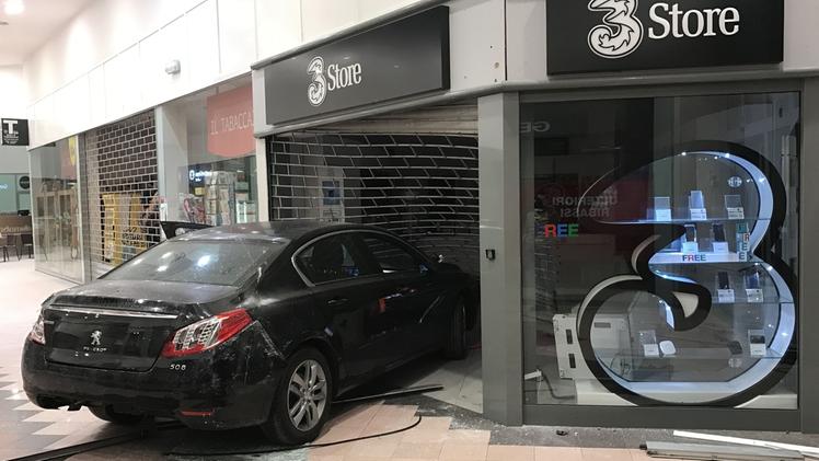L’automobile rubata utilizzata per sfondare la vetrina del negozio 