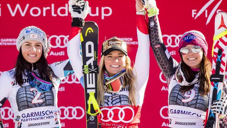 L’austriaca Stephanie Vier (seconda), la vincitrice Lara Gut e Tina Weirather (terza) sul podio a Garmisch