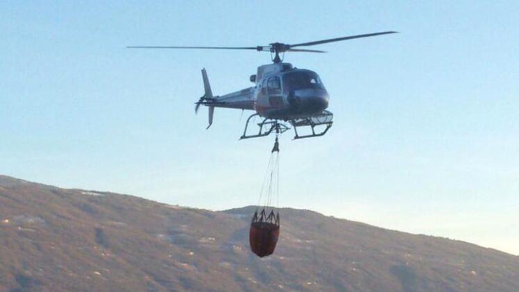 L’elicottero ha scaricato grandi quantitativi di acqua sui boschi