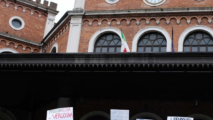 Protesta del comitato pendolari davanti alla stazione di Brescia