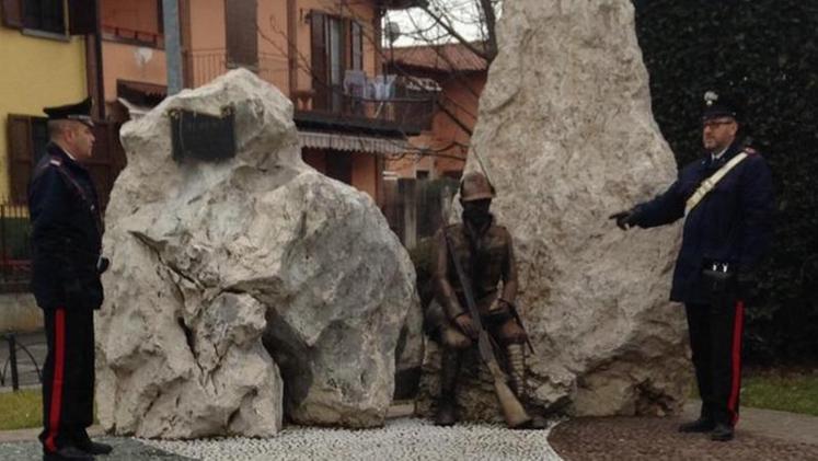 I carabinieri effettuano un’ispezione sul monumento danneggiato 