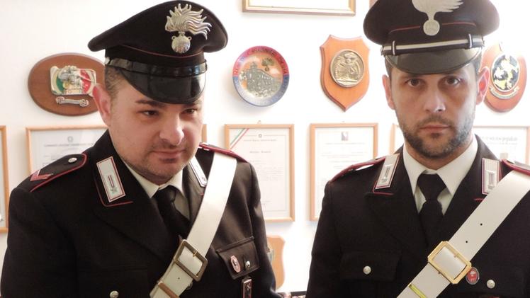 Il coltello e la dose di cocaina sequestrati dai carabinieri