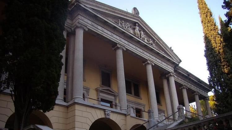 La facciata neoclassica di Villa Alba, di proprietà del Comune