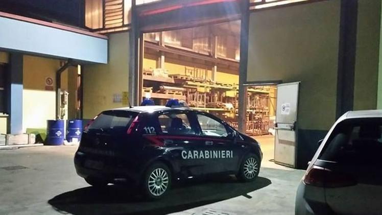 L’auto dei carabinieri intervenuti nello stabilimento per i rilievi dell’infortunio sul lavoro