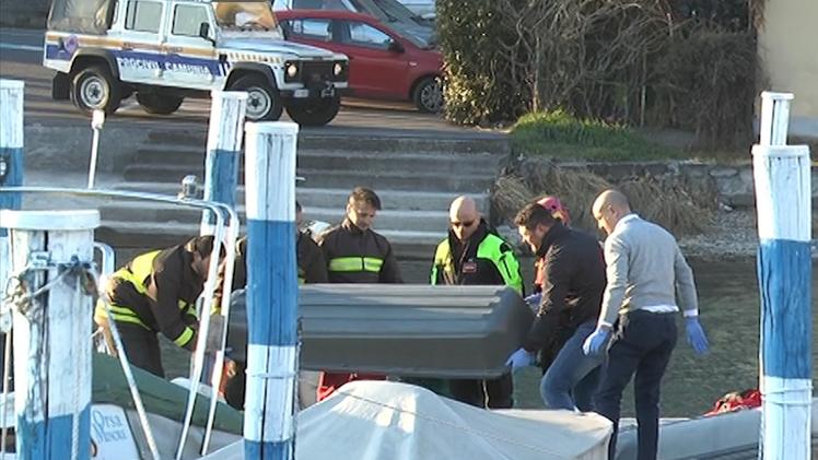 Il corpo senza vita di Mario Bertolazzi ripescato dal lago a Costa Volpino
