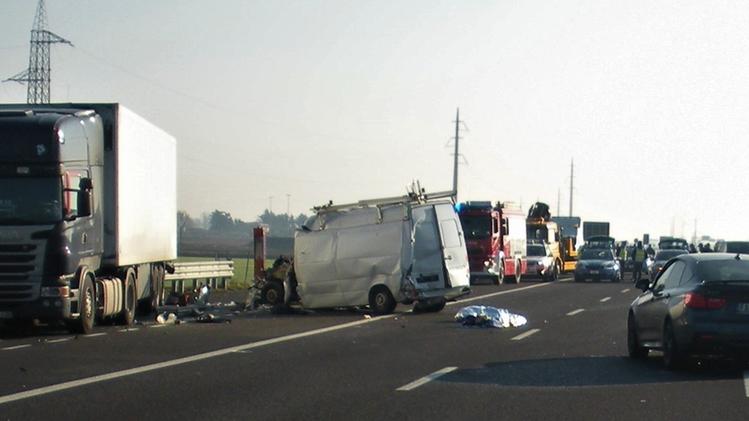 La scena del tragico incidente costato la vita ai due amici, mercoledì mattina sull’autostrada Brebemi