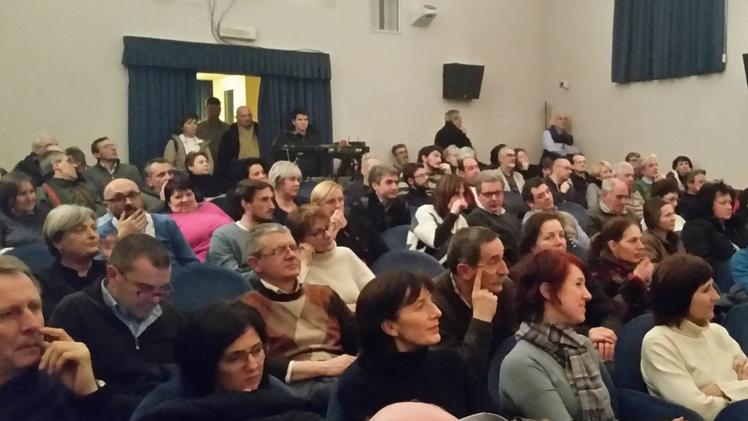 Il teatro civico di Manerbio affollato per l’assemblea pubblica 