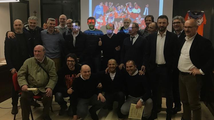 Dirigenti, tecnici e giocatori del Quinzano che nel 1992 conquistarono la Coppa Italia dilettanti dopo una fantastica galoppata