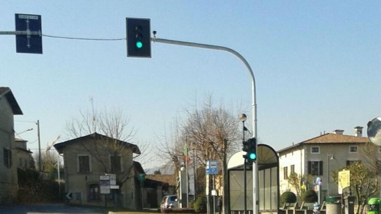Il nuovo semaforo di Borgonato vicino alla fermata dello scuolabus