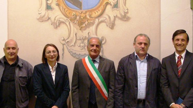 Il sindaco Antonio Mossini, al centro, con la sua Giunta comunale