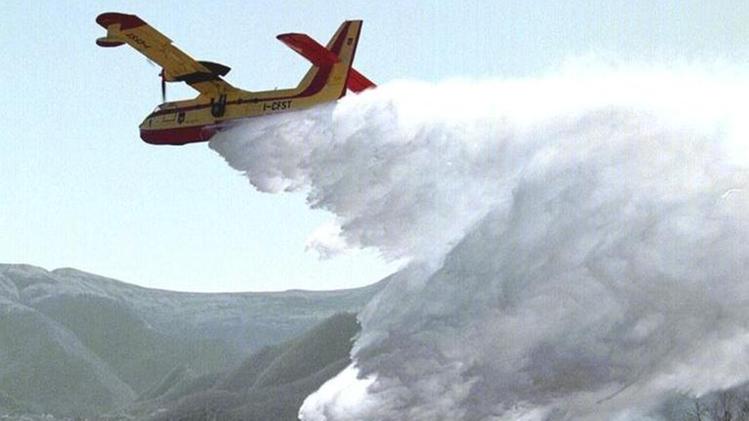 Un Canadair in azione: la Valtrompia continua a bruciare