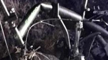 La bicicletta della vittima deformata dall’impatto contro il suv 