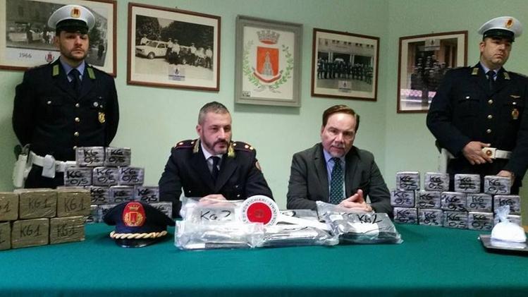 Il comandante della Polizia locale Cristian Leali e il sindaco Mario Fraccaro fra la droga sequestrata 